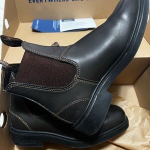 Blundstone 062
WOMEN'S DRESS
CHELSEA BOOTS - STOUT BROWN